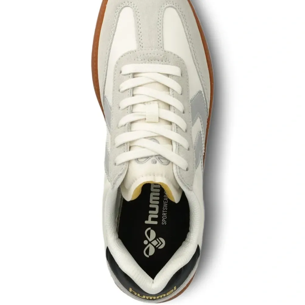 Кроссовки на шнуровке