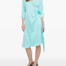 Платье с V-образным вырезом и завязкой