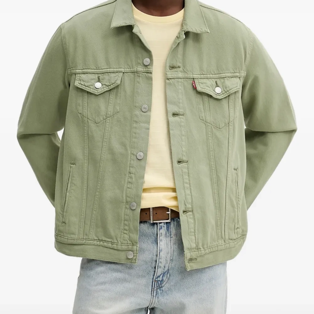 Джинсовая куртка на пуговицах