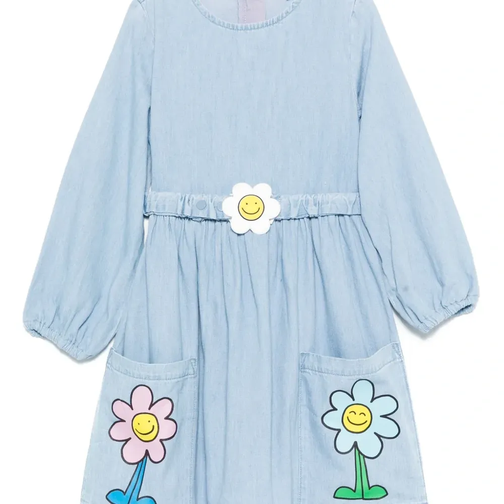 джинсовое платье с цветочным декором