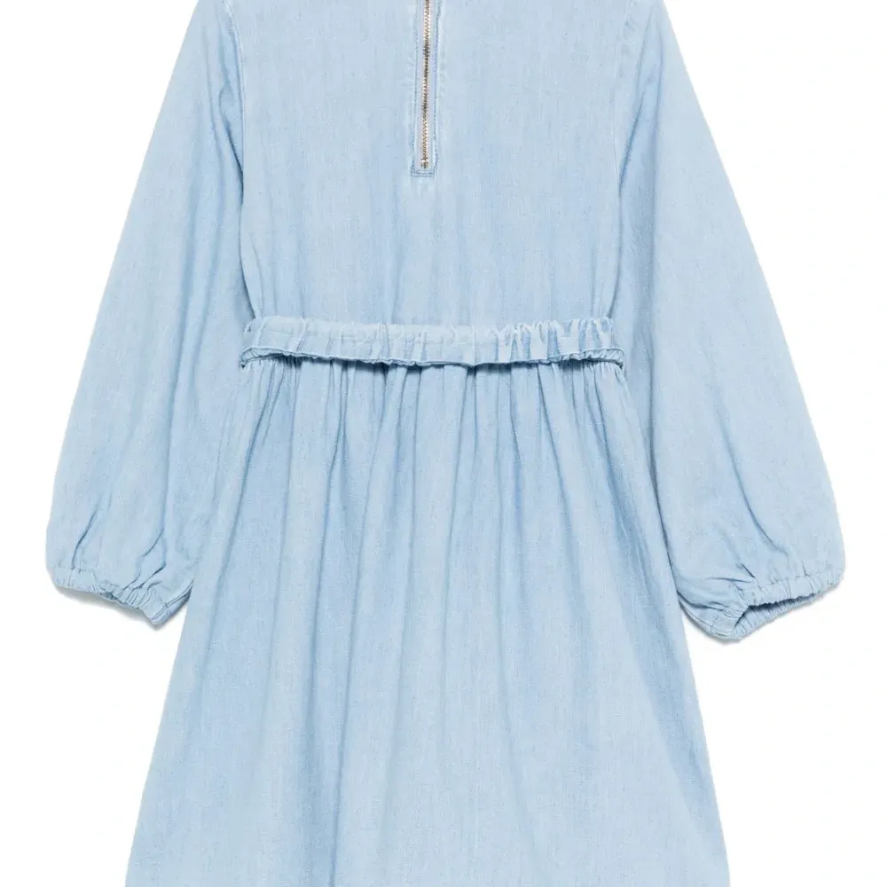 джинсовое платье с цветочным декором