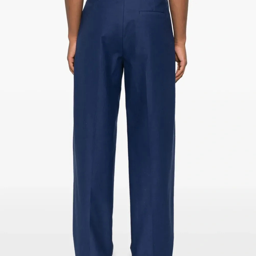 брюки с карманами