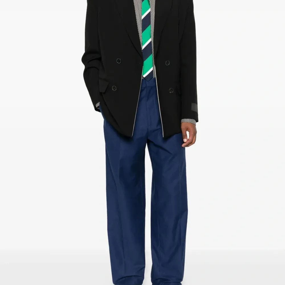 брюки с карманами