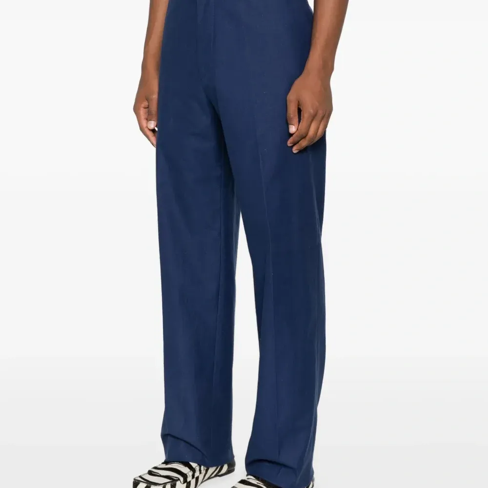 брюки с карманами