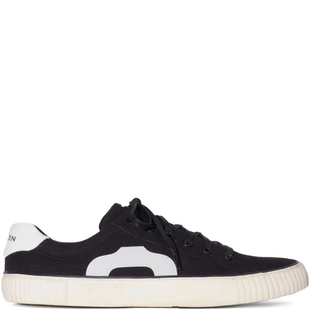 Кроссовки на шнуровке