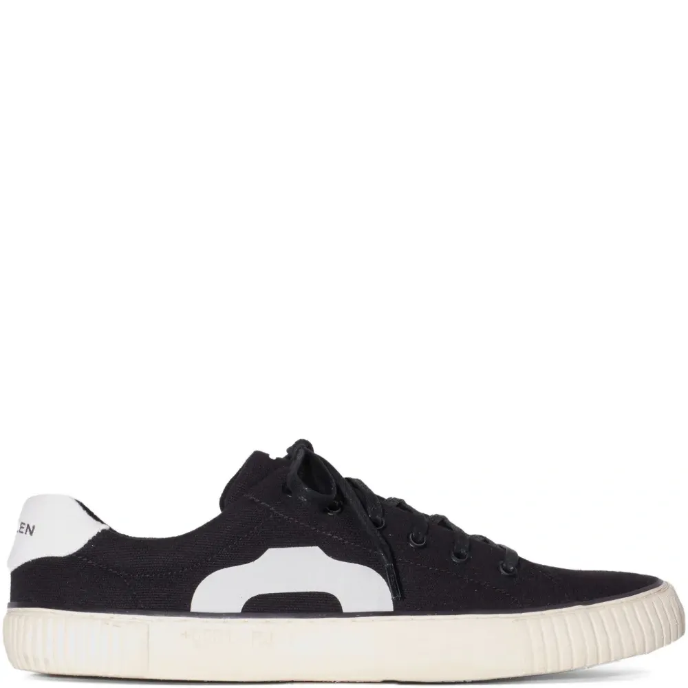 Кроссовки на шнуровке