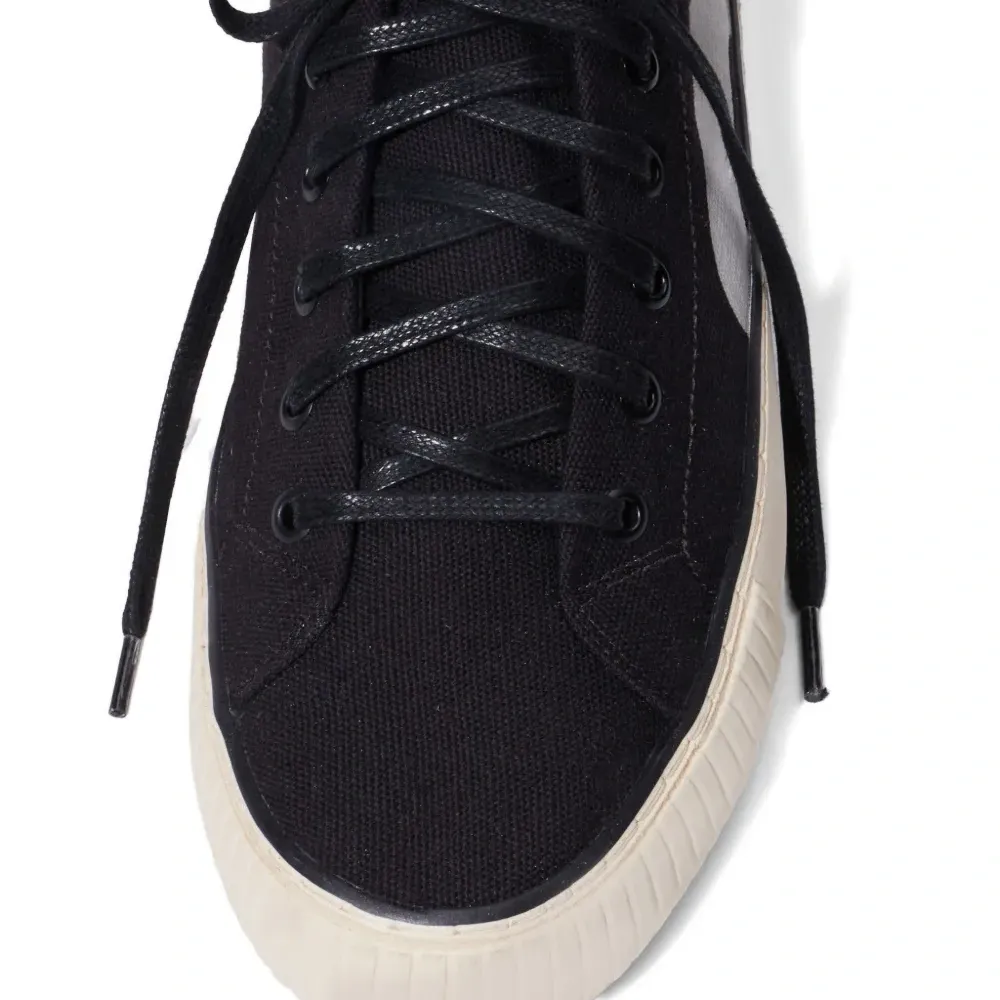 Кроссовки на шнуровке