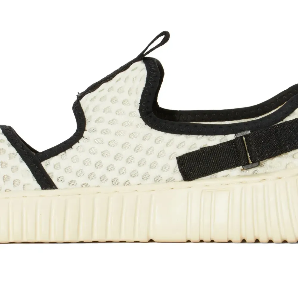 Кроссовки с сетчатыми вставками Кроссовки с сетчатыми вставками