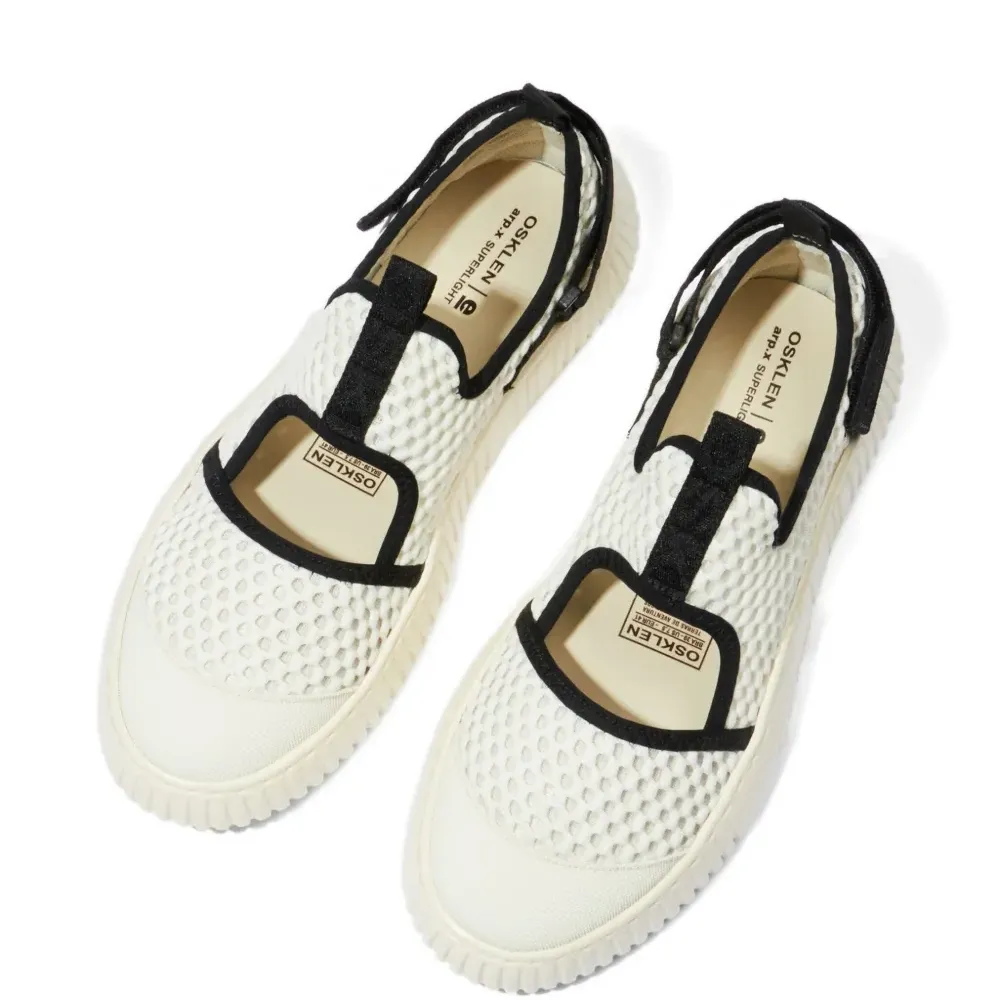 Кроссовки с сетчатыми вставками Кроссовки с сетчатыми вставками