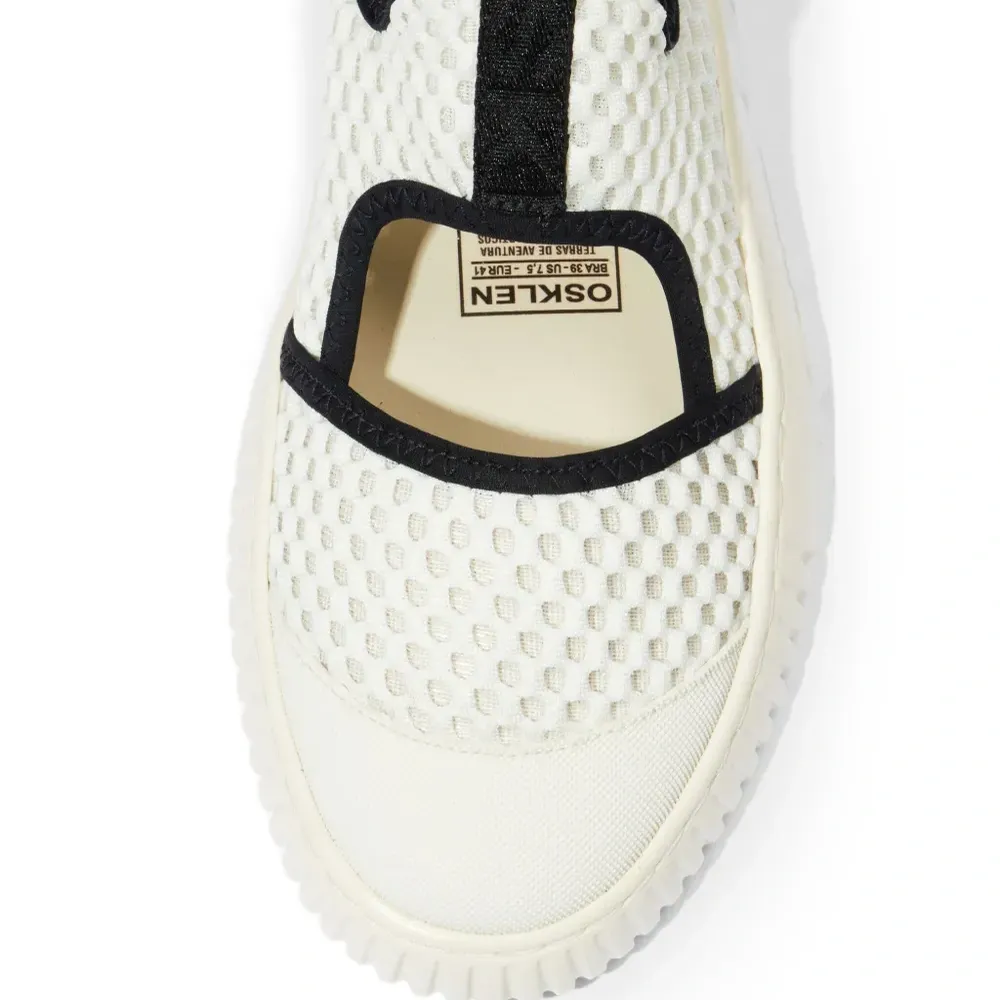 Кроссовки с сетчатыми вставками Кроссовки с сетчатыми вставками