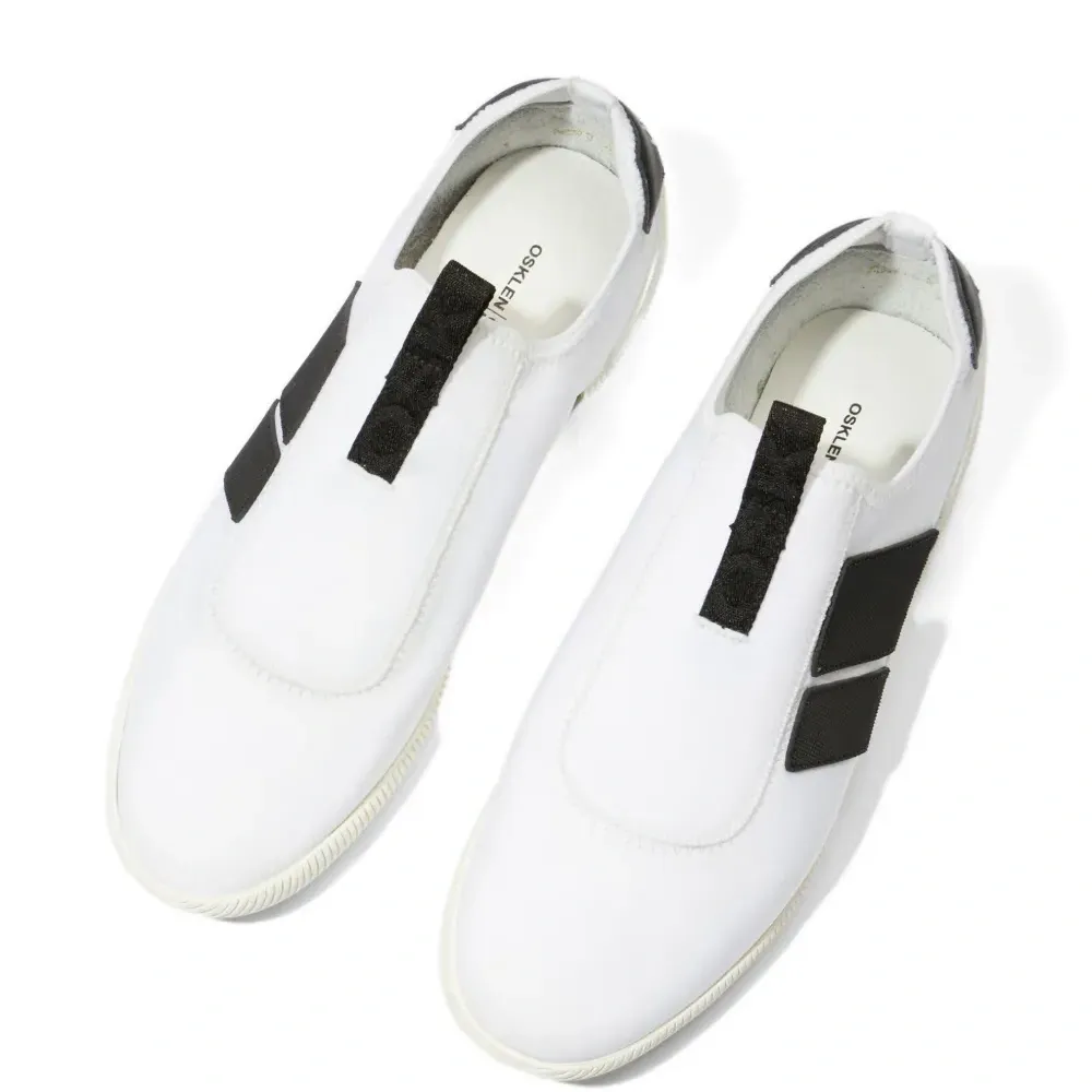 Слипоны с контрастной отделкой