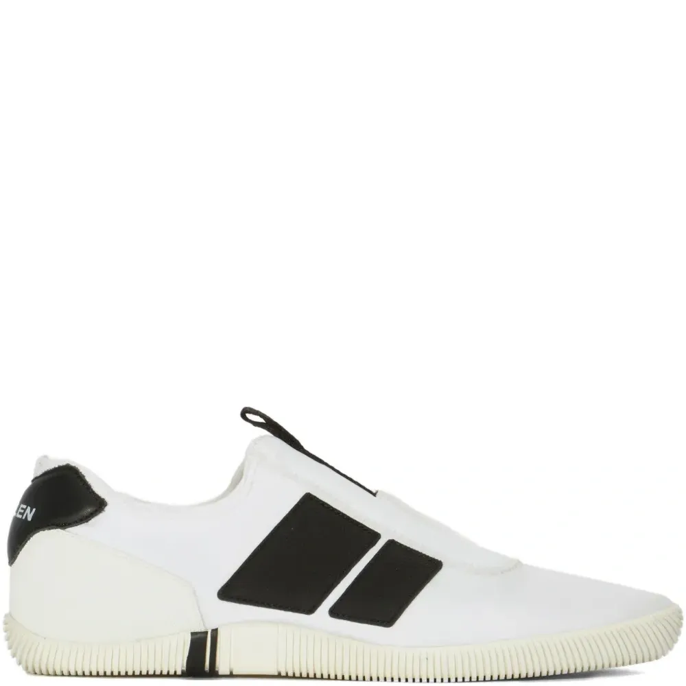 Слипоны с контрастной отделкой