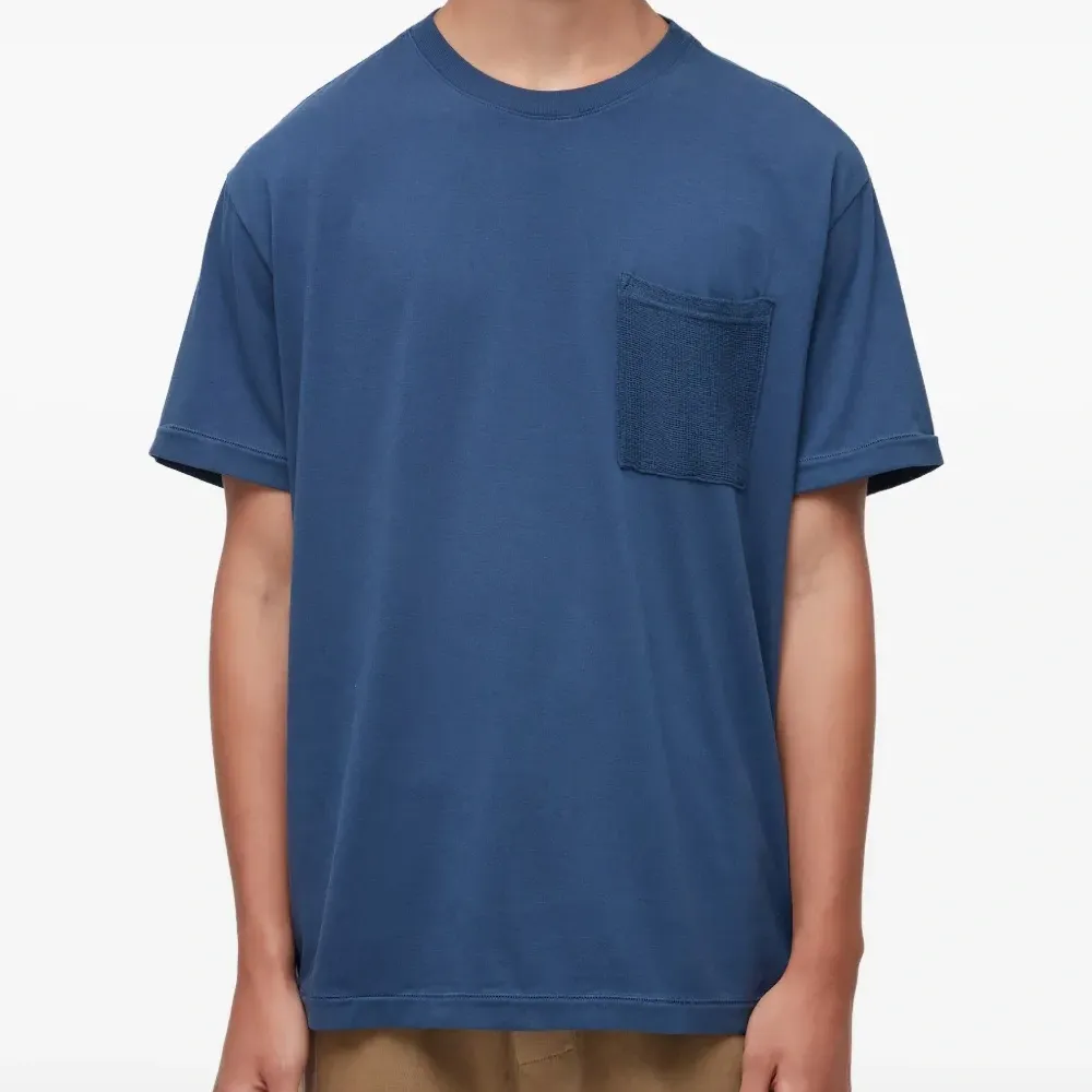 Футболка с фактурным карманом