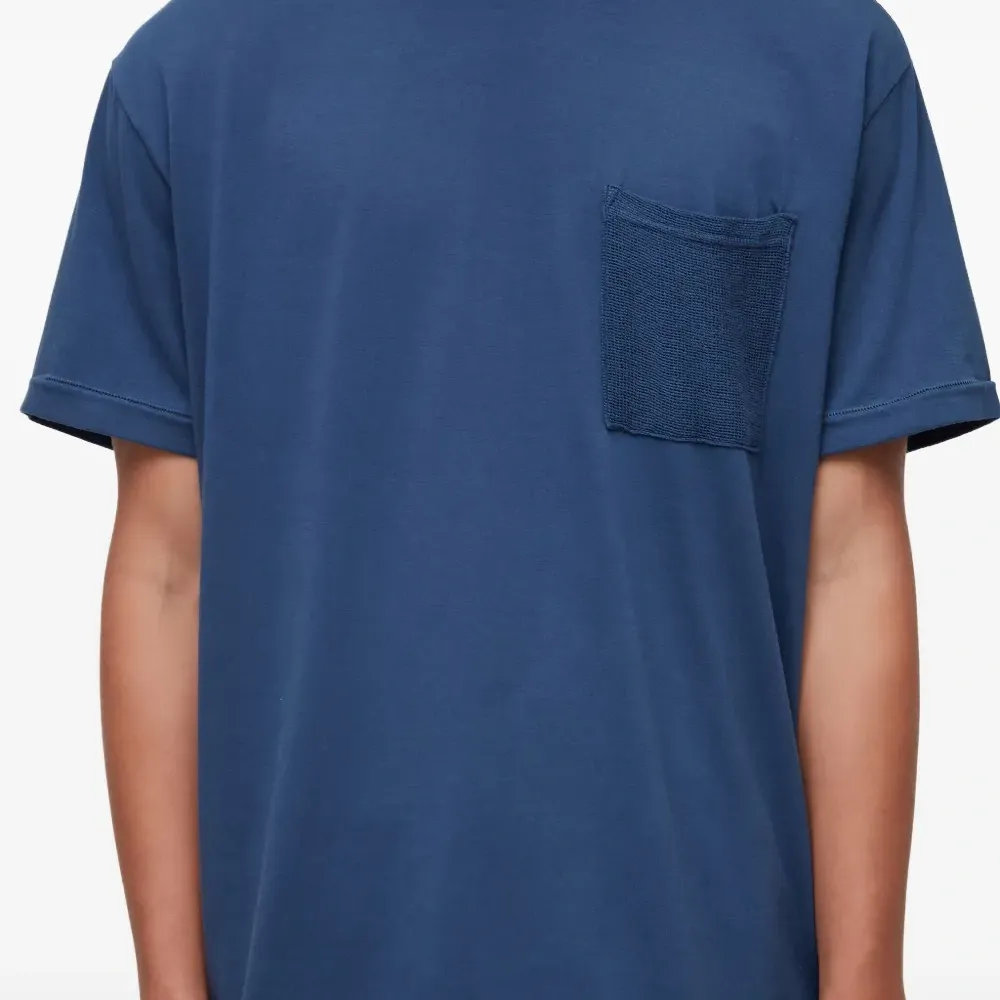 Футболка с фактурным карманом