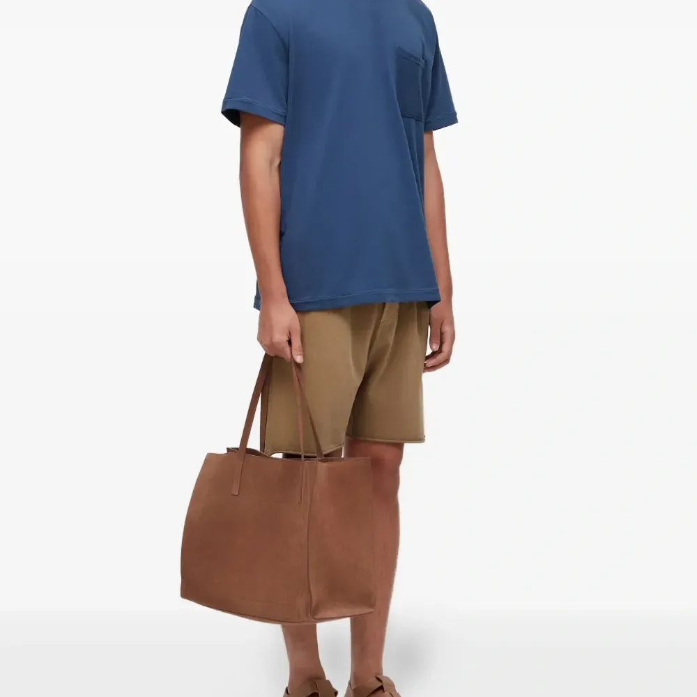 Футболка с фактурным карманом