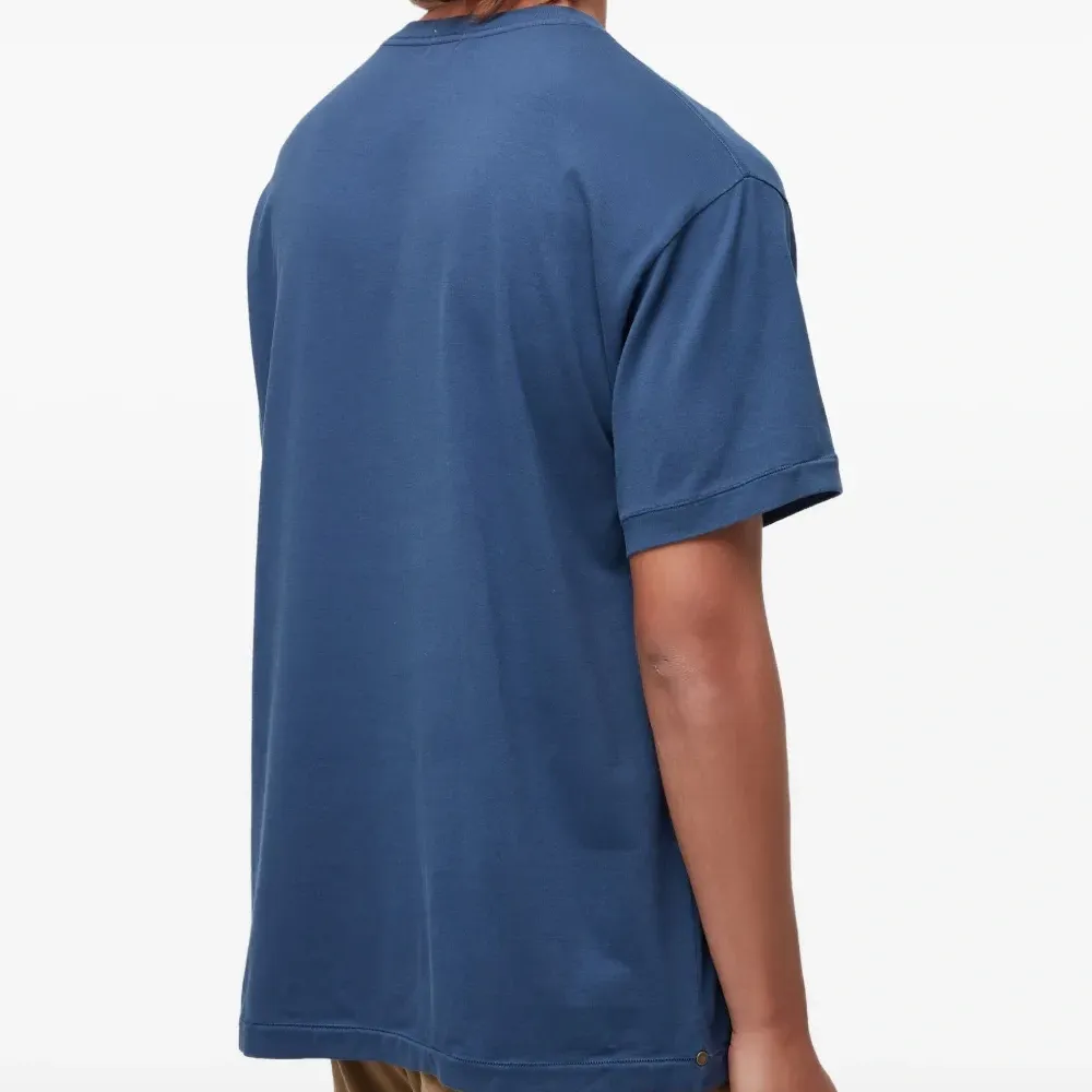 Футболка с фактурным карманом