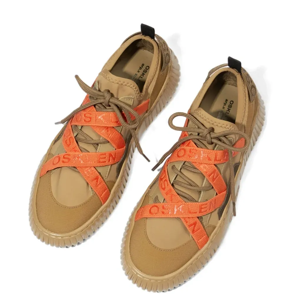 Кроссовки с логотипом