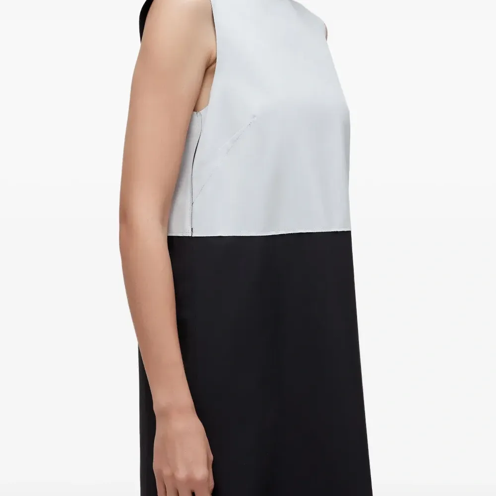 Двухцветное платье-трапеция мини без рукавов