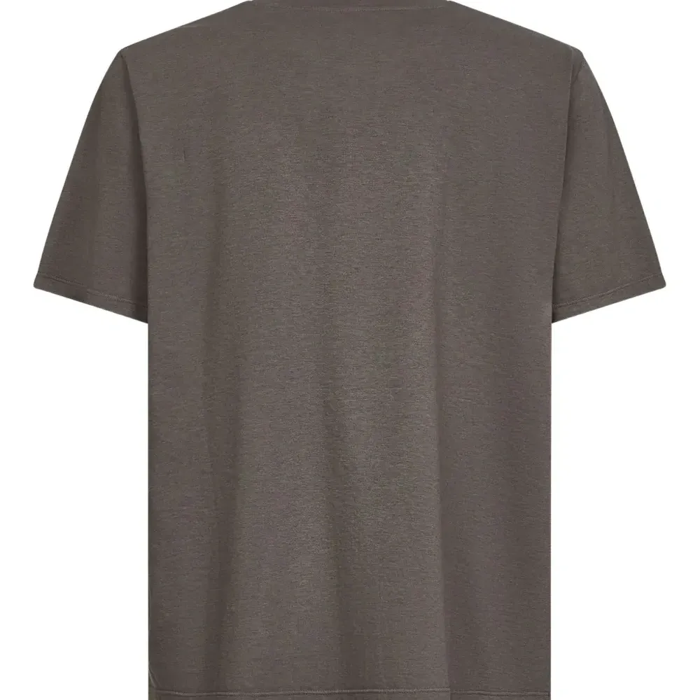 футболка с логотипом