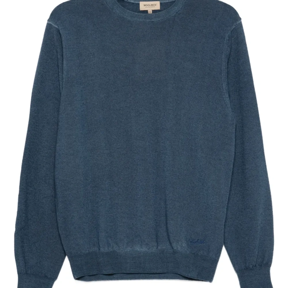 Свитер с круглым вырезом