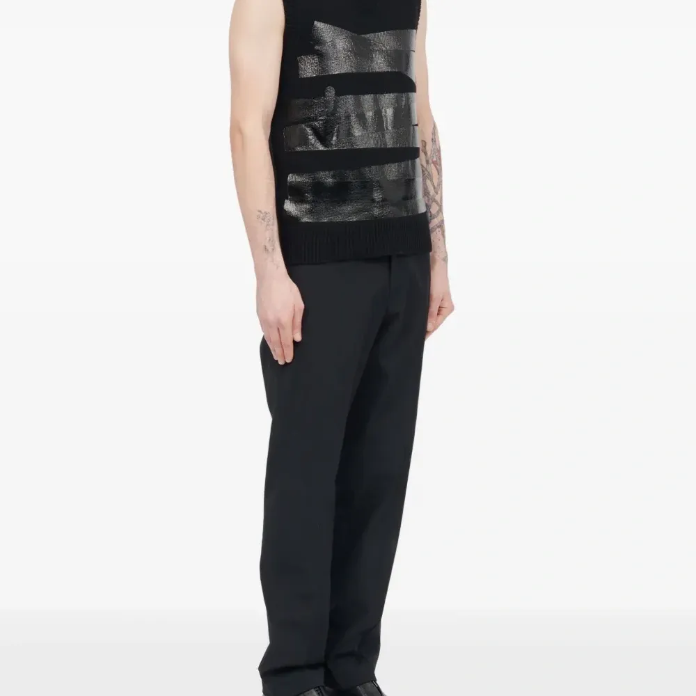 шерстяной жилет с V-образным вырезом