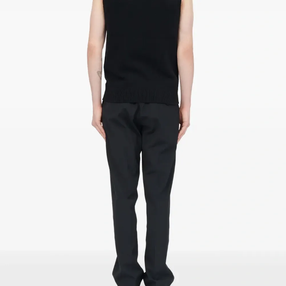 шерстяной жилет с V-образным вырезом