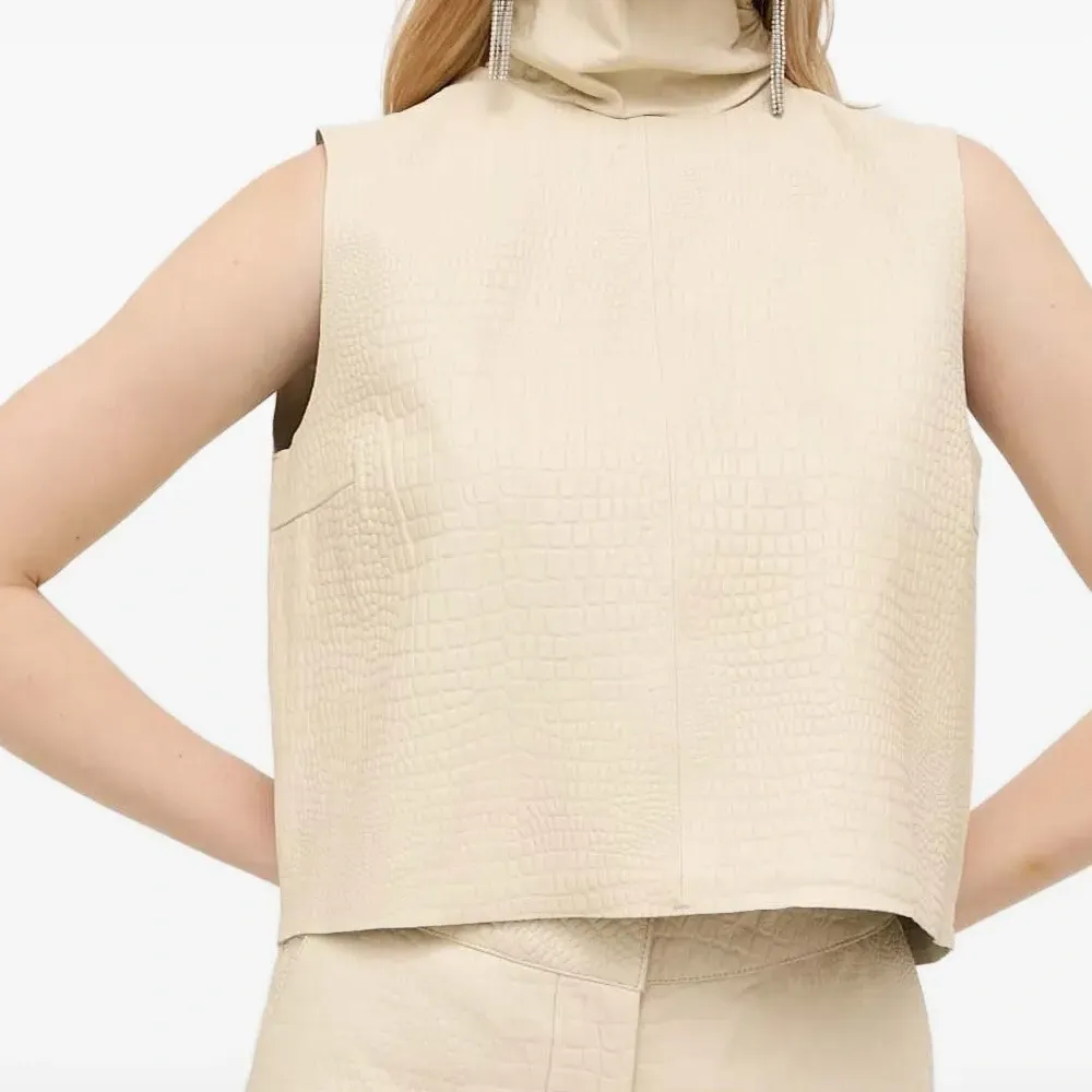 Кожаный жилет с высоким воротником