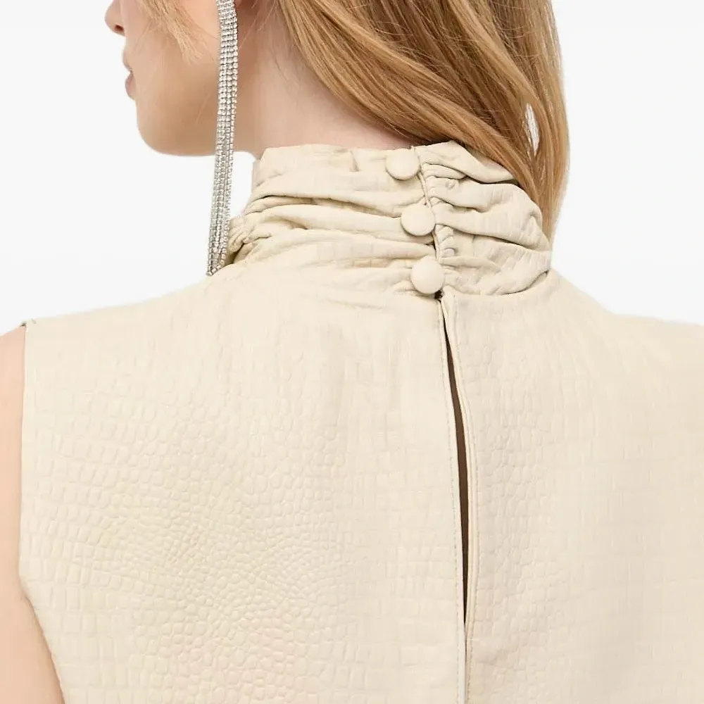 Кожаный жилет с высоким воротником