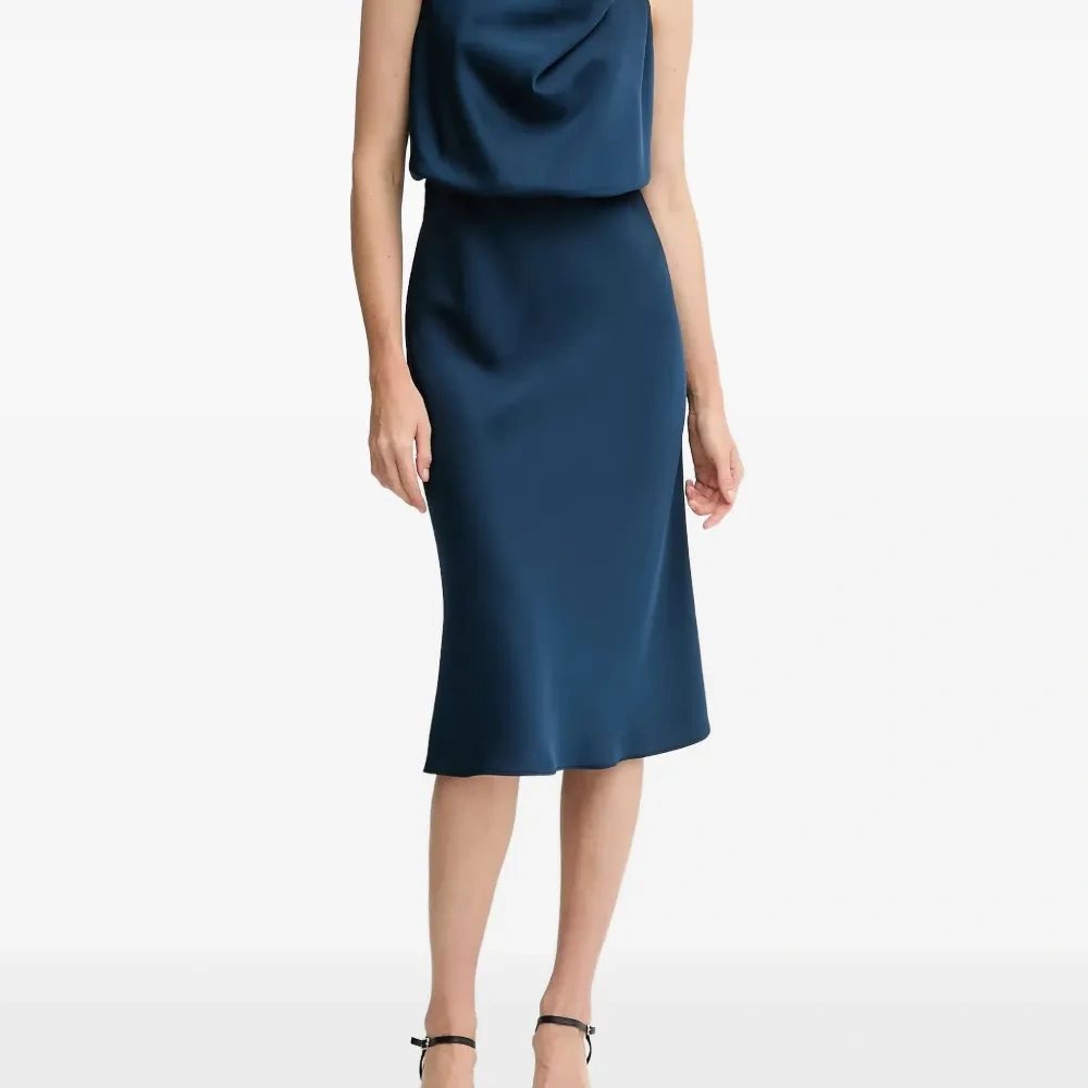 Миди-платье с драпировкой и воротником-халтер