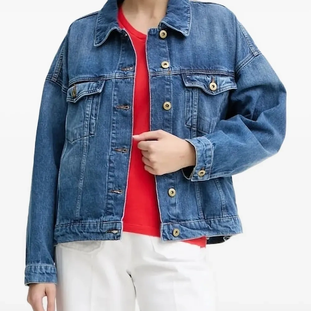 Джинсовая куртка на пуговицах Джинсовая куртка на пуговицах