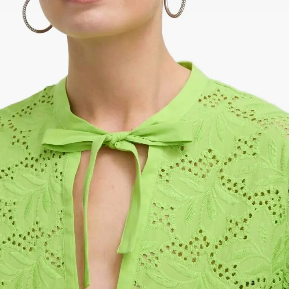 Блузка с английской вышивкой