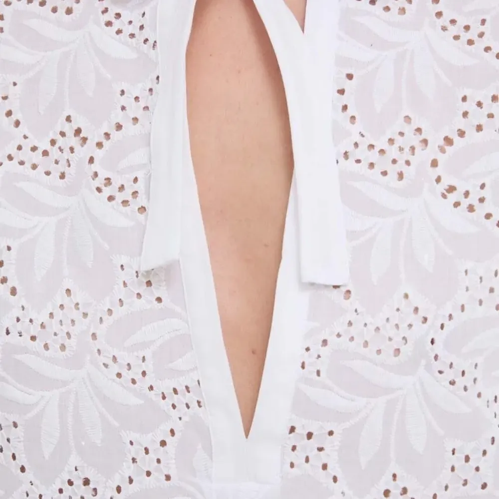 Блузка с вырезами