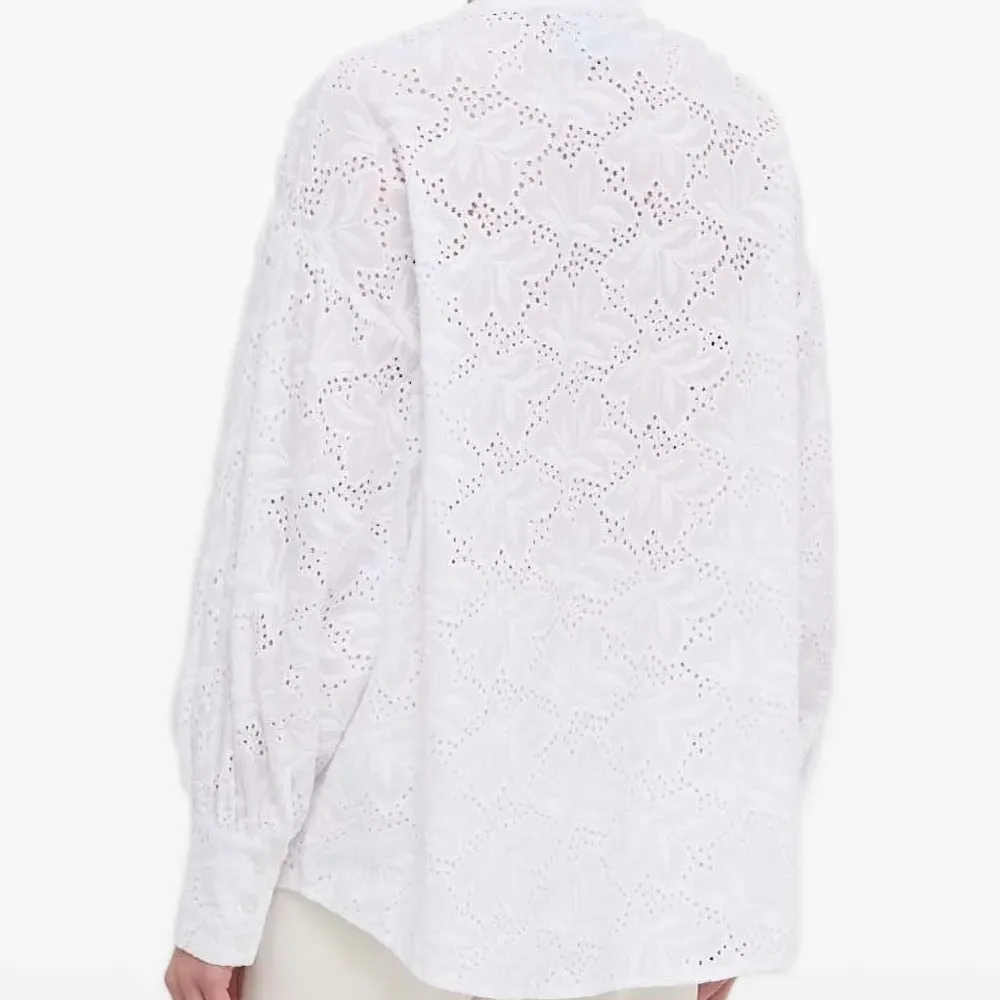 Блузка с вырезами