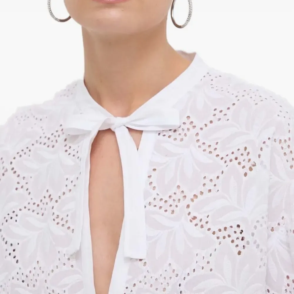 Блузка с вырезами