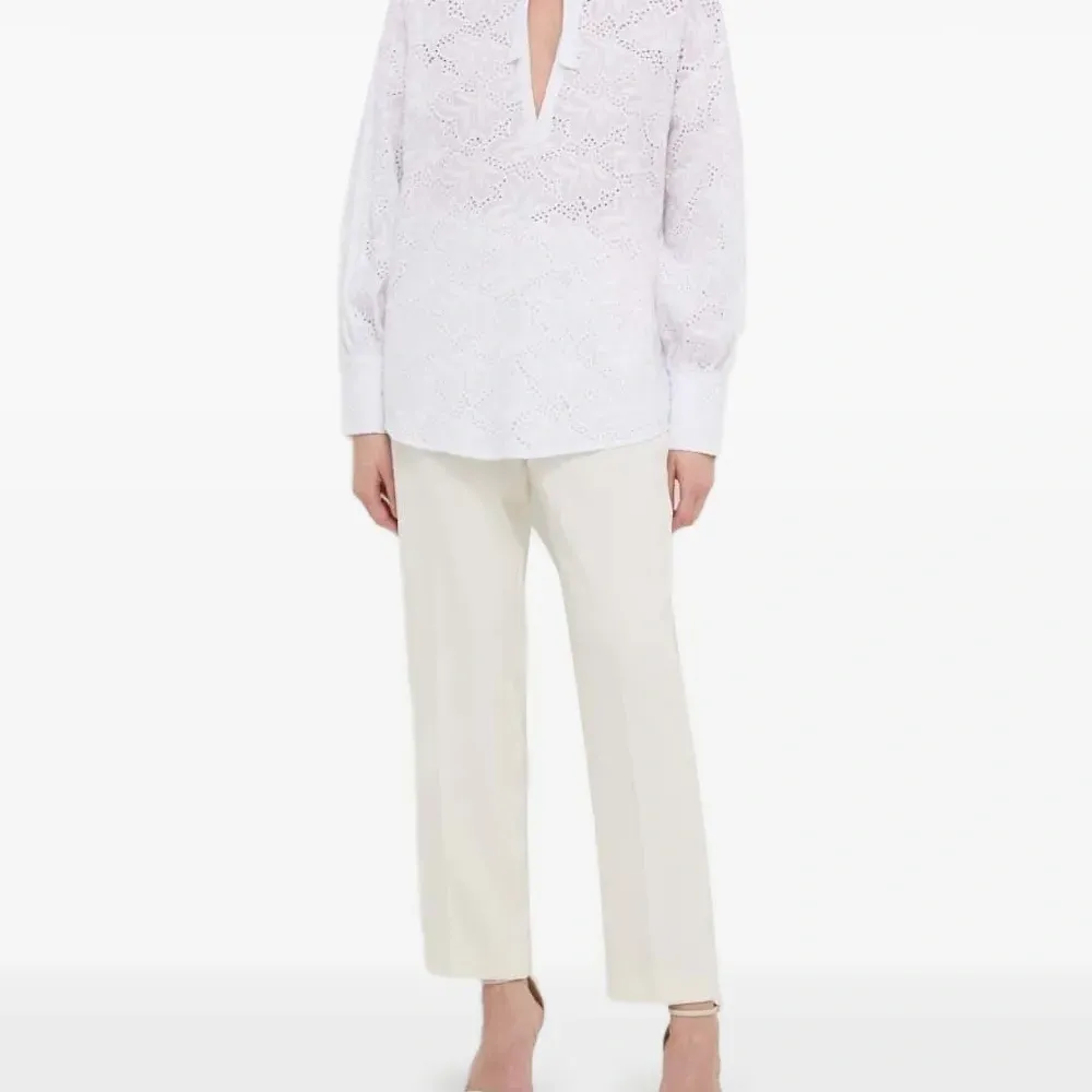 Блузка с вырезами