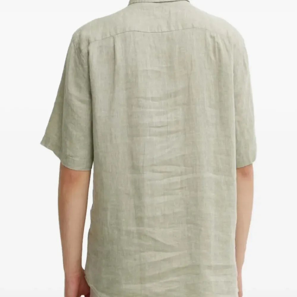 Льняная рубашка с короткими рукавами
