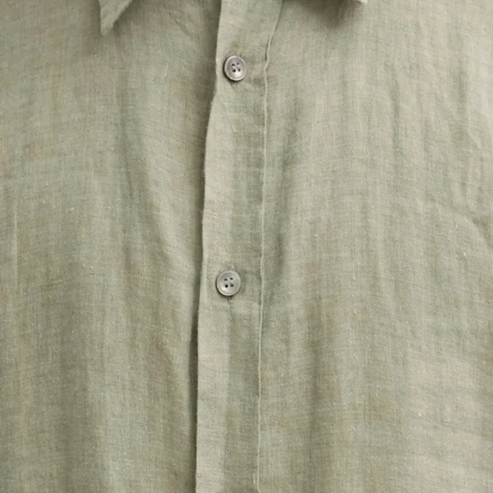 Льняная рубашка с короткими рукавами