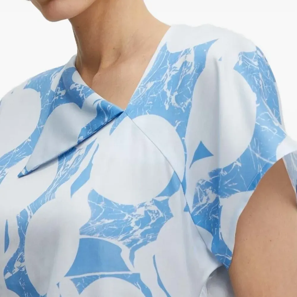 Блузка с абстрактным принтом и короткими рукавами