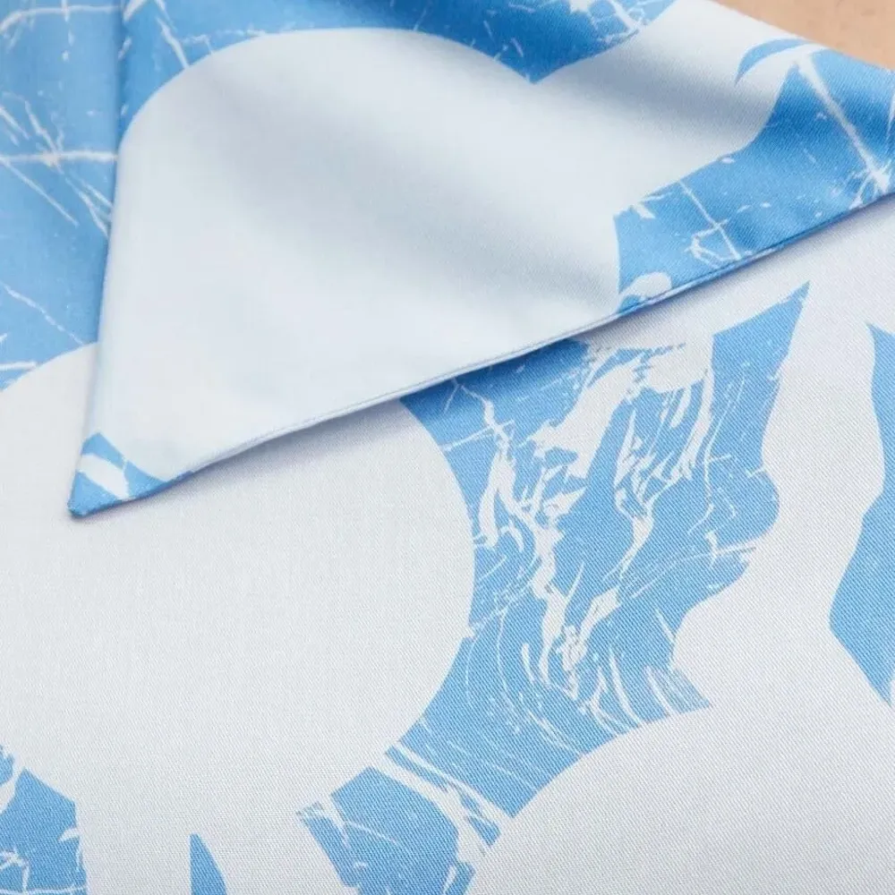 Блузка с абстрактным принтом и короткими рукавами