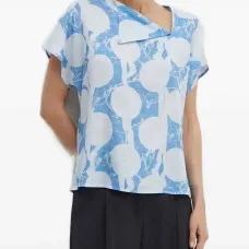 Блузка с абстрактным принтом и короткими рукавами