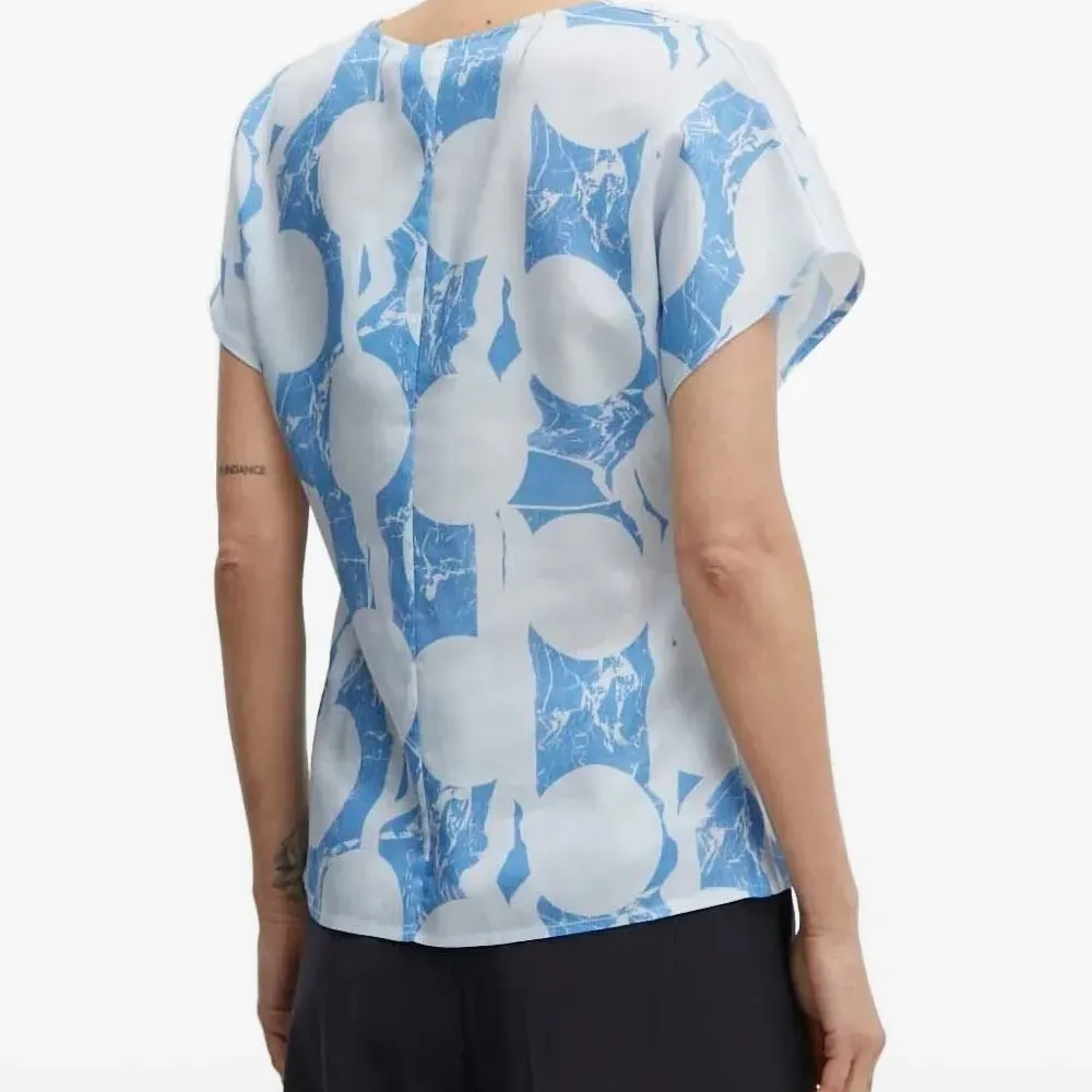 Блузка с абстрактным принтом и короткими рукавами