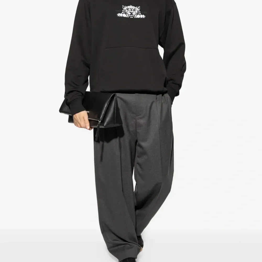 худи с вышитым логотипом