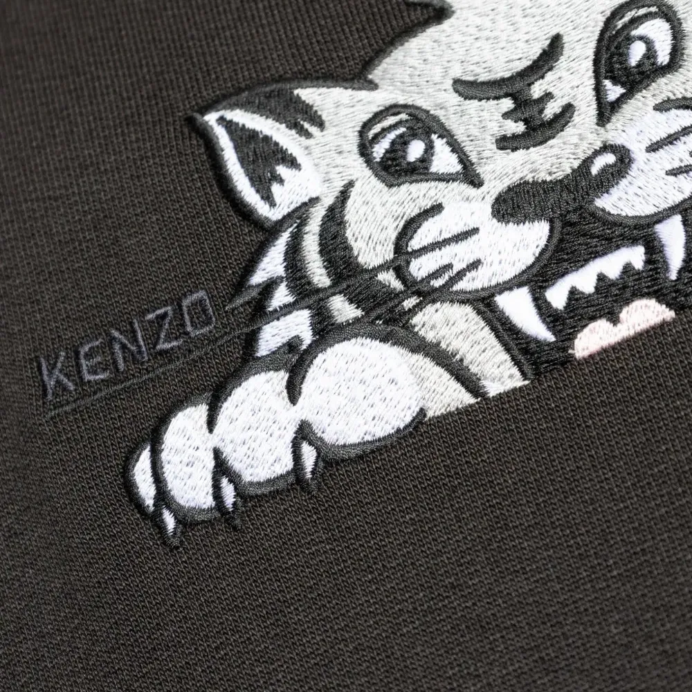 худи с вышитым логотипом