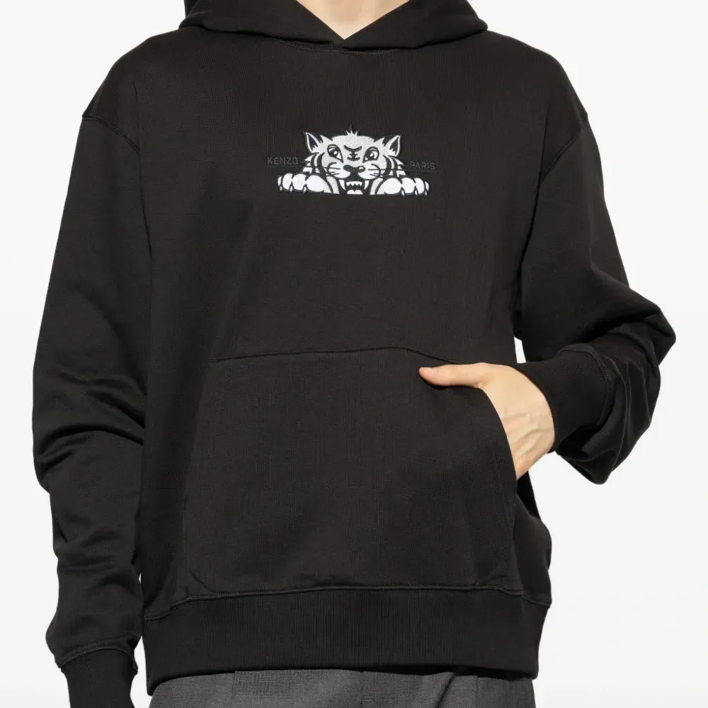 худи с вышитым логотипом