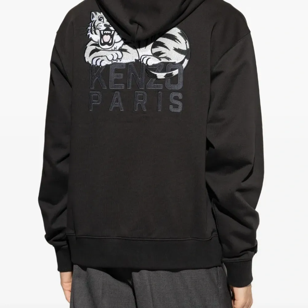 худи с вышитым логотипом