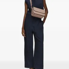 Сумка на плечо с тисненым логотипом