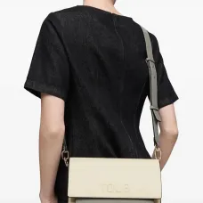 Сумка через плечо Audree среднего размера с тисненым логотипом