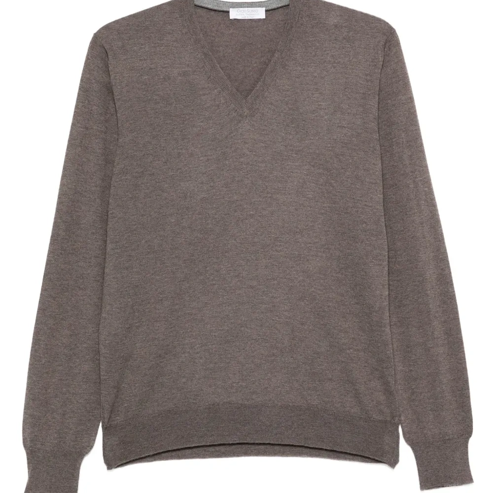 Шерстяной свитер с V-образным вырезом