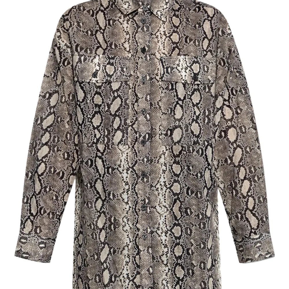 рубашка со змеиным принтом и карманами