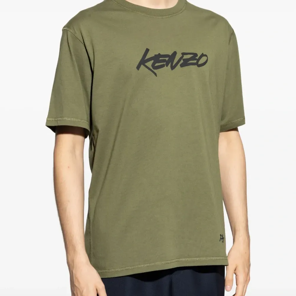 футболка с логотипом